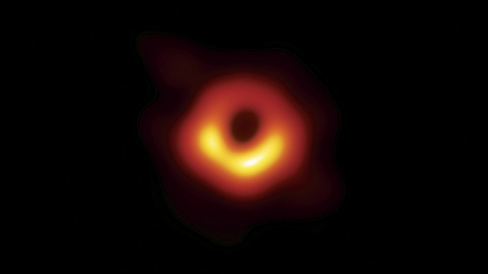 Hình ảnh đầu tiên về hố đen trong vũ trụ được các nhà khoa học thuộc nhóm Event Horizon Telescop Collaboration công bố ngày 10-4-2019. Ảnh: AFP/TTXVN