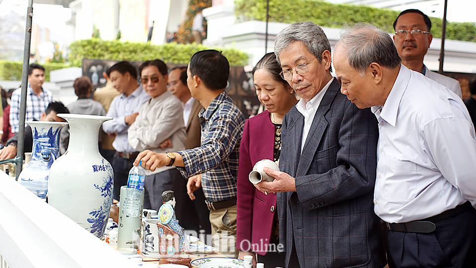 Du khách tham quan chợ Tết “Một thoáng Thành Nam” Xuân Kỷ Hợi 2019 tại Bảo tàng tỉnh.