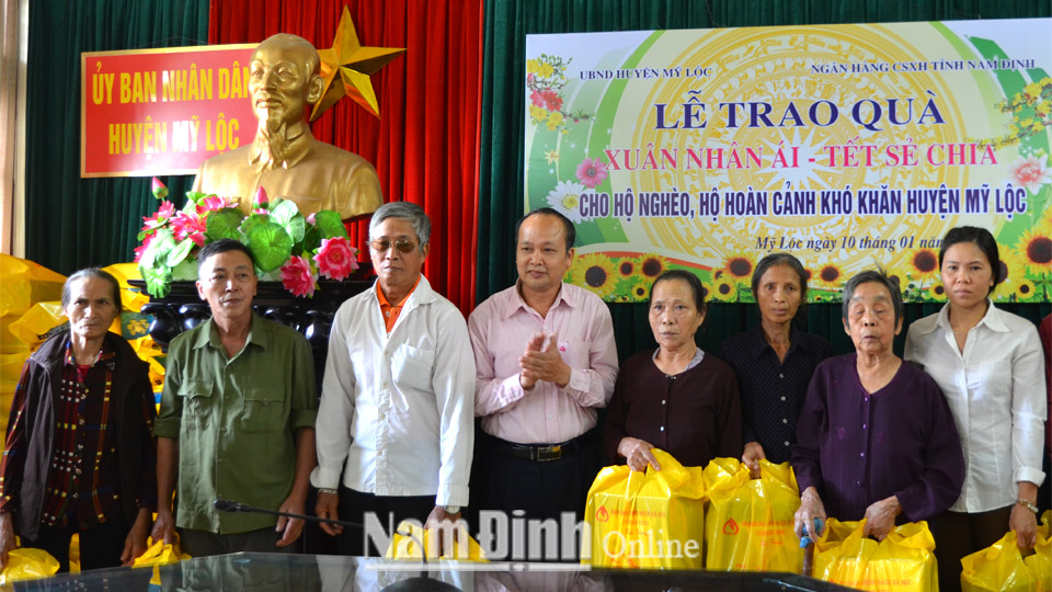 Cán bộ Ngân hàng Chính sách xã hội Chi nhánh Nam Định trao quà Tết cho hộ nghèo, hộ hoàn cảnh khó khăn huyện Mỹ Lộc vào dịp Tết Canh Tý 2020.