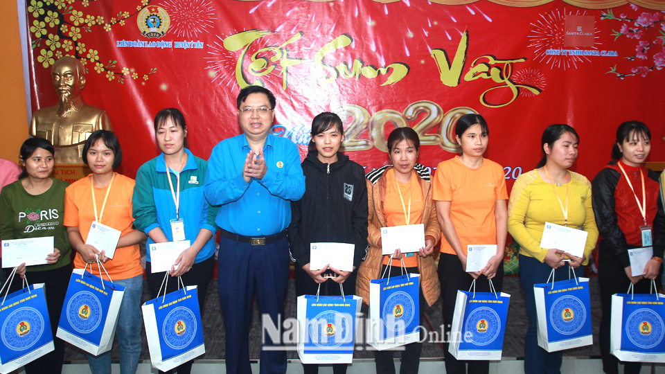 Lãnh đạo LĐLĐ tỉnh trao tặng quà cho công nhân có hoàn cảnh khó khăn tại Công ty TNHH Santa Clara, thị trấn Lâm (Ý Yên).  Ảnh: Văn Huỳnh
