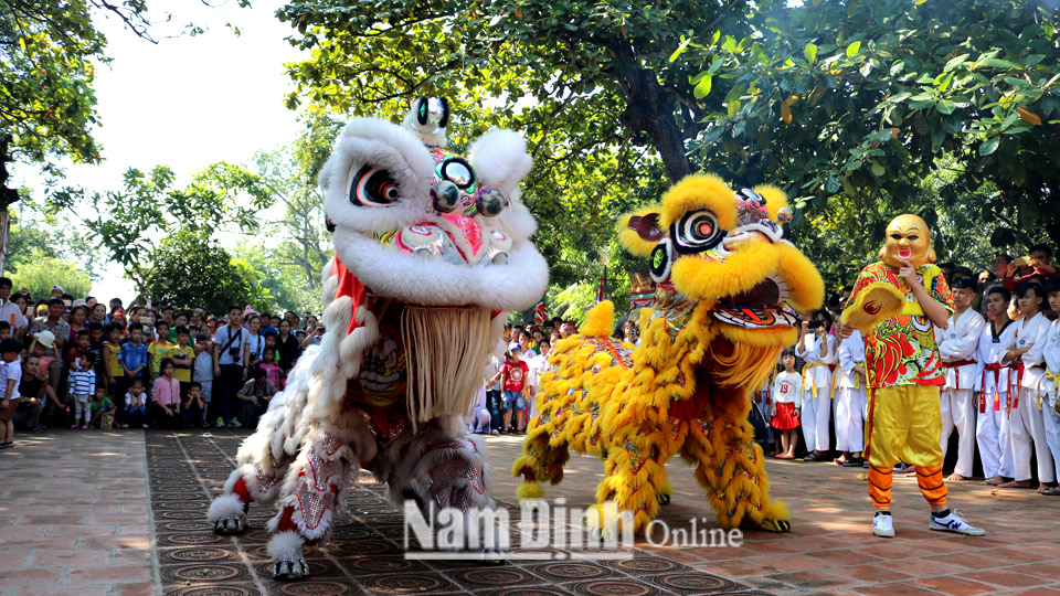 Biểu diễn lân - sư - rồng tại Lễ hội Đền Trần (thành phố Nam Định).