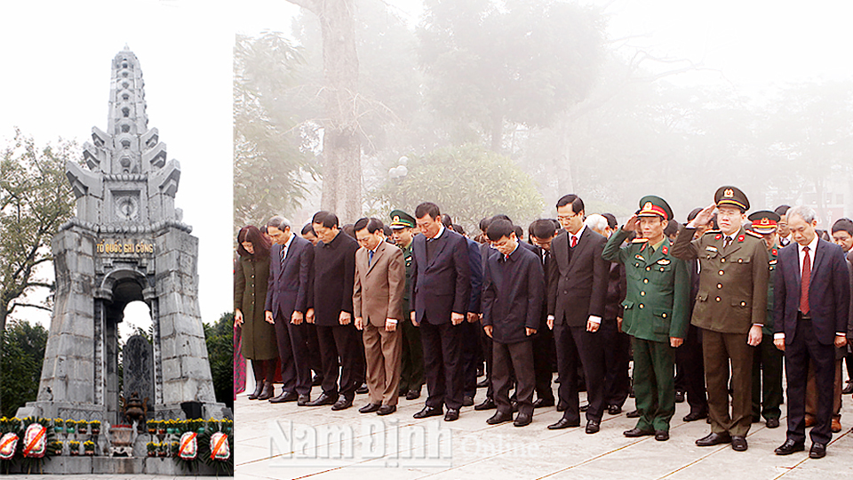 Các đồng chí lãnh đạo tỉnh và thành phố Nam Định dâng hương, đặt vòng hoa viếng các liệt sĩ tại Đài tưởng niệm các Anh hùng Liệt sĩ tỉnh.