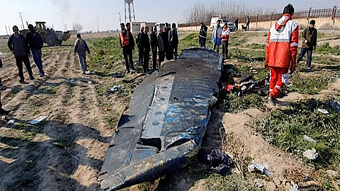 Một mảnh vỡ của máy bay gặp nạn. (Ảnh: Reuters)