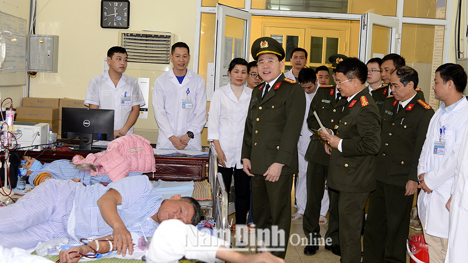 Đồng chí Đại tá Phạm Văn Long, Ủy viên Ban Thường vụ Tỉnh ủy, Giám đốc Công an thăm hỏi, động viên bệnh nhân phải chạy thận nhân tạo tại Bệnh viện đa khoa Công an tỉnh.