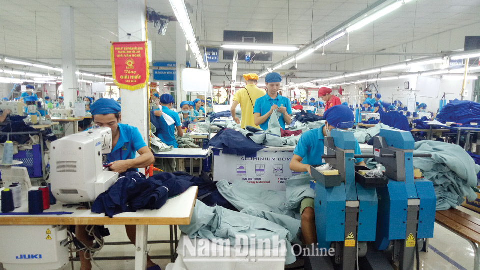 Sản xuất sản phẩm may xuất khẩu ở Công ty CP Bảo Linh, xã Yên Hồng.