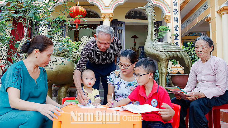 Gia đình ông Trần Văn Hóa ở tổ dân phố 1 Liên Hà 2, phường Lộc Hạ (Thành phố Nam Định) nhiều năm liền đạt danh hiệu “Gia đình văn hóa tiêu biểu”.