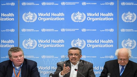 Tổng Giám đốc Tổ chức Y tế thế giới (WHO) Tedros Adhanom Ghebreyesus (giữa) trong cuộc họp báo sau phiên họp kín về dịch viêm đường hô hấp cấp do chủng virus 2019nCoV gây ra, tại Geneva, Thụy Sĩ.