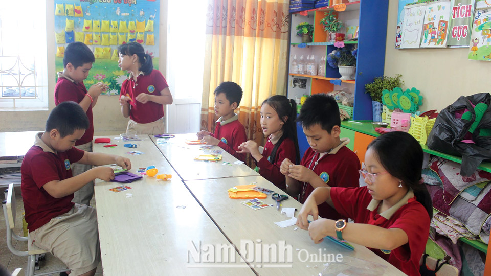 Hoạt động trải nghiệm sáng tạo của học sinh Trường Tiểu học Chu Văn An (thành phố Nam Định).  Bài và ảnh: Văn Huỳnh