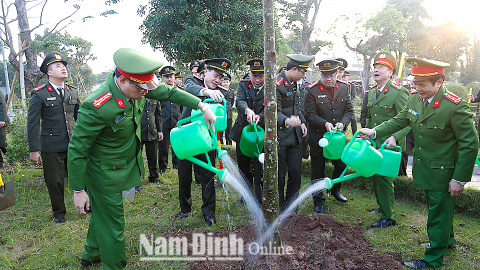 Đồng chí Đại tá Phạm Văn Long, Ủy viên Ban Thường vụ Tỉnh ủy, Giám đốc Công an tỉnh và các đồng chí lãnh đạo Công an tỉnh trong Lễ trồng cây đầu năm.