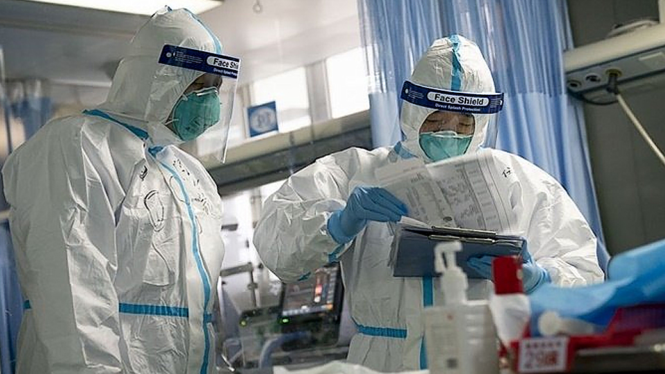 Nhân viên y tế kiểm tra hồ sơ chẩn đoán bệnh của người bệnh tại Bệnh viện Trung Nam thuộc Đại học Vũ Hán, Trung Quốc, ngày 24-1. (Ảnh: Tân Hoa xã)
