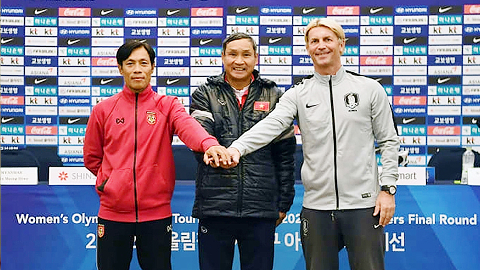 HLV Mai Đức Chung (giữa) cùng HLV trưởng Myanmar và Hàn Quốc. (Ảnh: AFC)