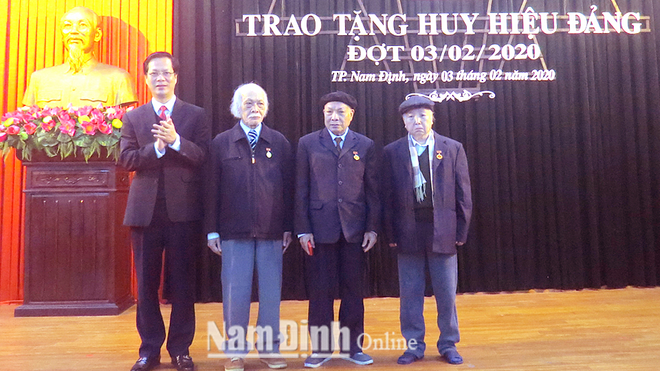 Đồng chí Nguyễn Anh Tuấn, Ủy viên Ban Thường vụ Tỉnh ủy, Bí thư Thành ủy Nam Định trao Huy hiệu Đảng cho các đảng viên.