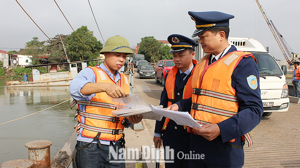 Lực lượng Thanh tra Giao thông (Sở GTVT) kiểm tra việc chấp hành các quy định của pháp luật về đảm bảo trật tự an toàn giao thông đường thủy nội địa tại cầu phao Ninh Cường.