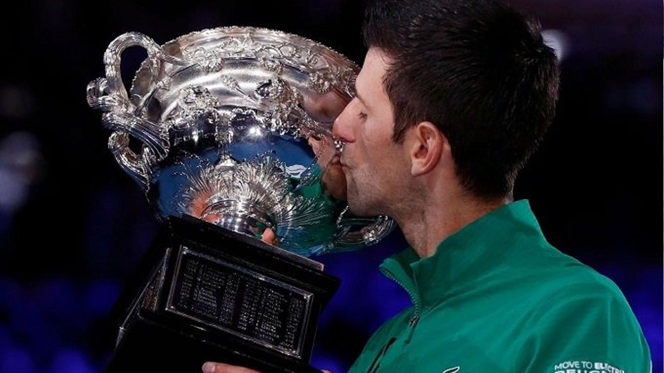 Novak Djokovic hạnh phúc bên chiếc cúp vô địch Australia mở rộng thứ tám trong sự nghiệp. (Ảnh: Reuters)