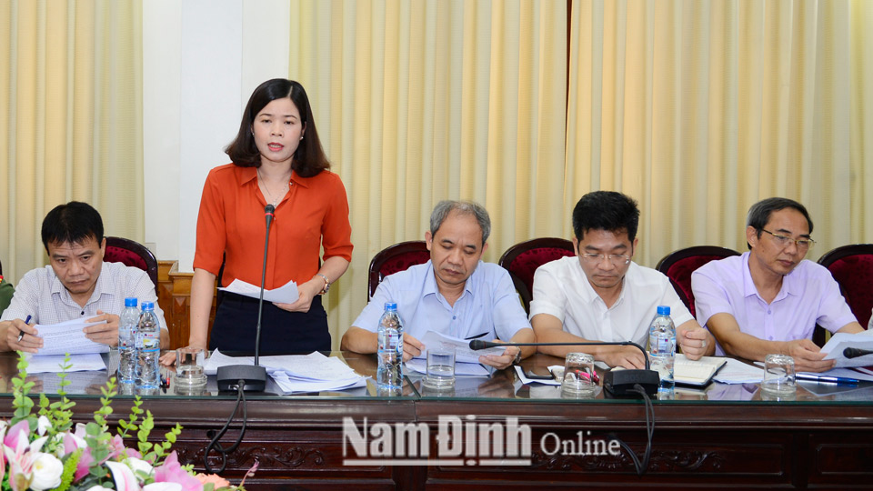 Các đồng chí thành viên Tiểu ban Văn kiện đóng góp ý kiến vào Dự thảo Văn kiện Đại hội Đảng bộ tỉnh lần thứ XX, nhiệm kỳ 2020-2025.