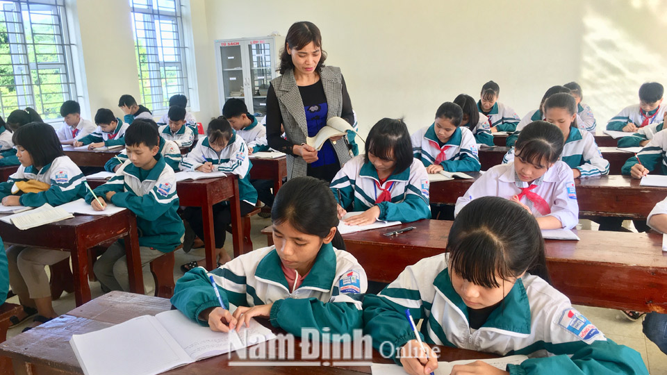 Cô và trò Trường THCS Hồng Quang (Nam Trực) trong một giờ học.