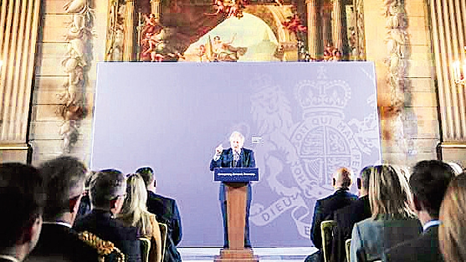 Thủ tướng Anh B.Giôn-xơn phát biểu ý kiến tại Ðại học Hải quân hoàng gia ở Luân Ðôn. Ảnh BLOOMBERG
