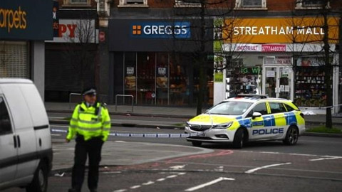 Cảnh sát Anh được triển khai tới hiện trường vụ tấn công.  Ảnh: metro.co.uk