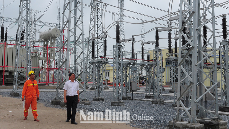 Kiểm tra, vận hành hệ thống điện 220kV phục vụ phát triển kinh tế - xã hội trên địa bàn huyện Trực Ninh.