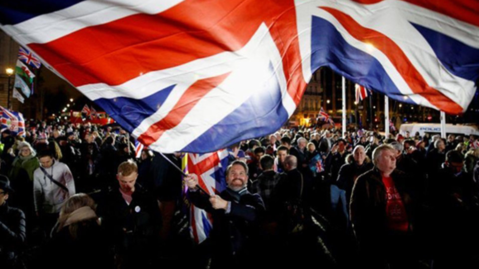 Người dân Anh vẫy cờ và tập trung đông ở Thủ đô London vào ngày nước Anh chính thức rời khỏi Liên minh châu Âu.  Ảnh: Reuters