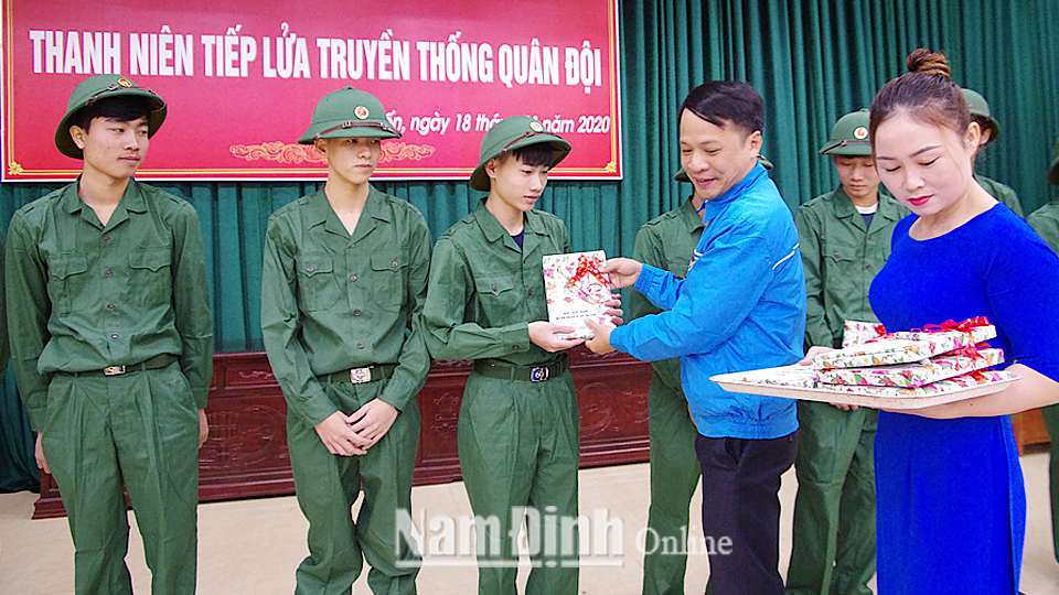 Huyện Đoàn Xuân Trường tặng quà động viên thanh niên xã Xuân Tiến trước khi lên đường nhập ngũ.