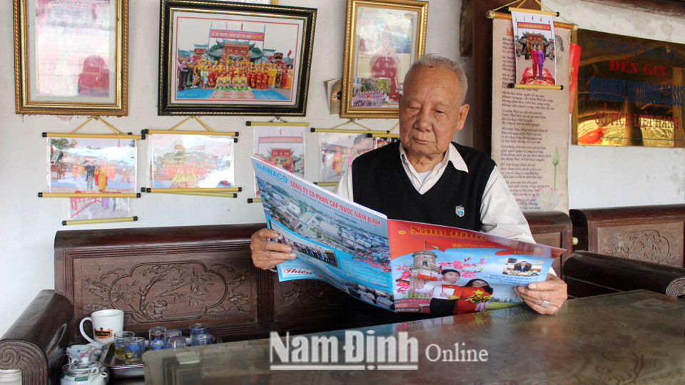 Cụ Trần Xuân Vịnh, xã Nam Dương (Nam Trực), đảng viên 50 năm tuổi Đảng đọc Báo Nam Định Xuân Canh Tý 2020.