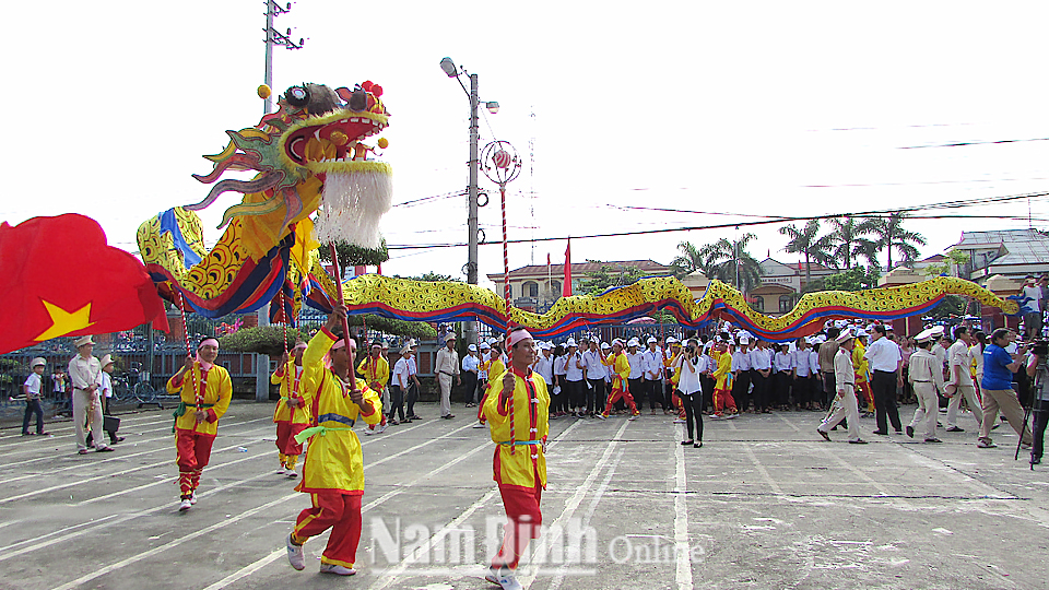 Đội múa rồng xã Hoàng Nam biểu diễn trong Ngày hội Văn hóa - Thể thao huyện Nghĩa Hưng năm 2019.