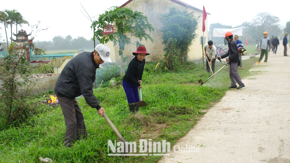 Cán bộ, nhân dân xã Nam Thắng ra quân dọn vệ sinh môi trường.