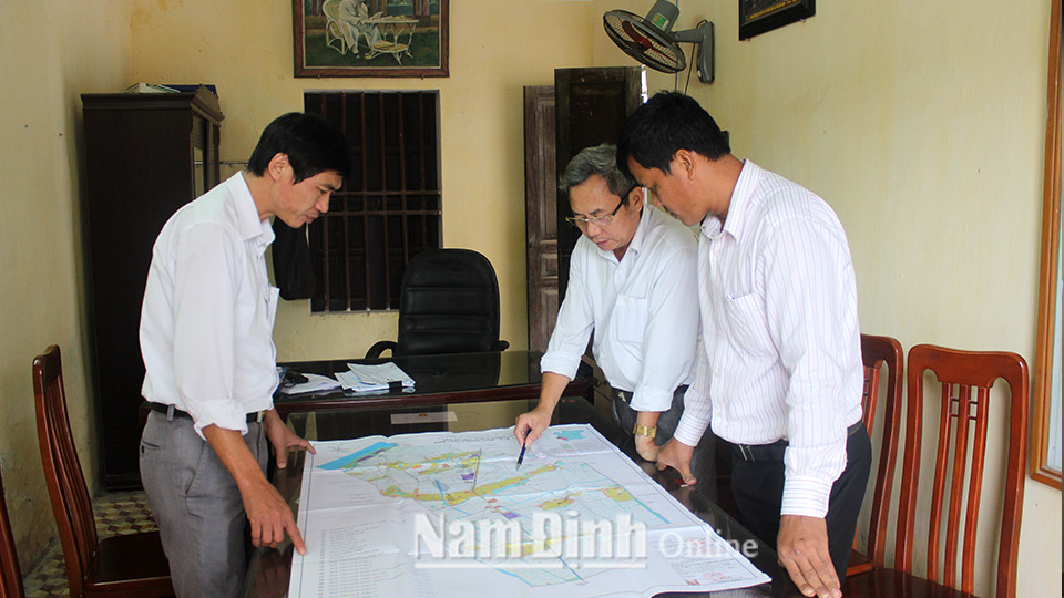 Cán bộ UBND xã Đồng Sơn rà soát phương án giải quyết thủ tục cấp giấy chứng nhận quyền sử dụng đất cho người dân.