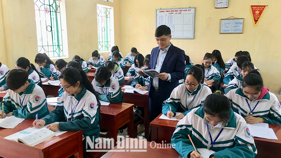 Thầy và trò Trường THPT Mỹ Tho trong một giờ học.  Bài và ảnh: Minh Thuận