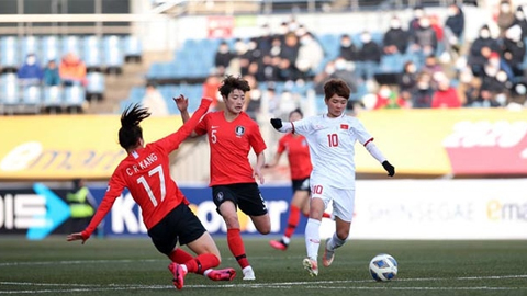 Các cô gái Việt Nam (áo trắng) có trận đấu nỗ lực nhưng không thể tạo nên bất ngờ trước đối thủ Hàn Quốc.