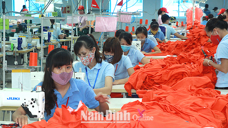 Hoạt động sản xuất đầu năm tại Công ty TNHH May mặc dệt kim Smart Shirts Việt Nam ở xã Xuân Trung (Xuân Trường).