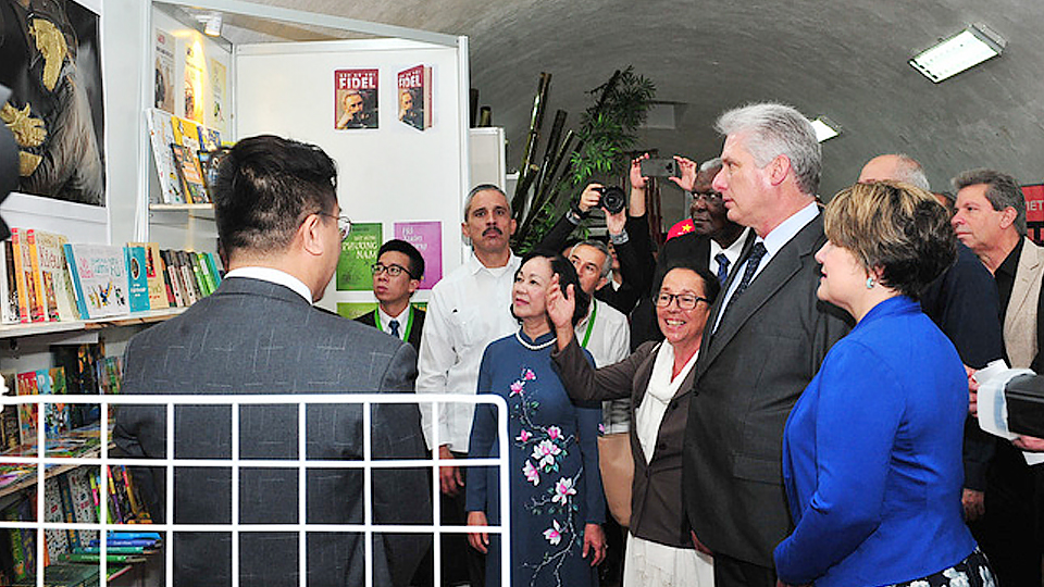 Chủ tịch Cuba Miguel Díaz-Canel thăm gian hàng của Việt Nam. (Ảnh: TTXVN)
