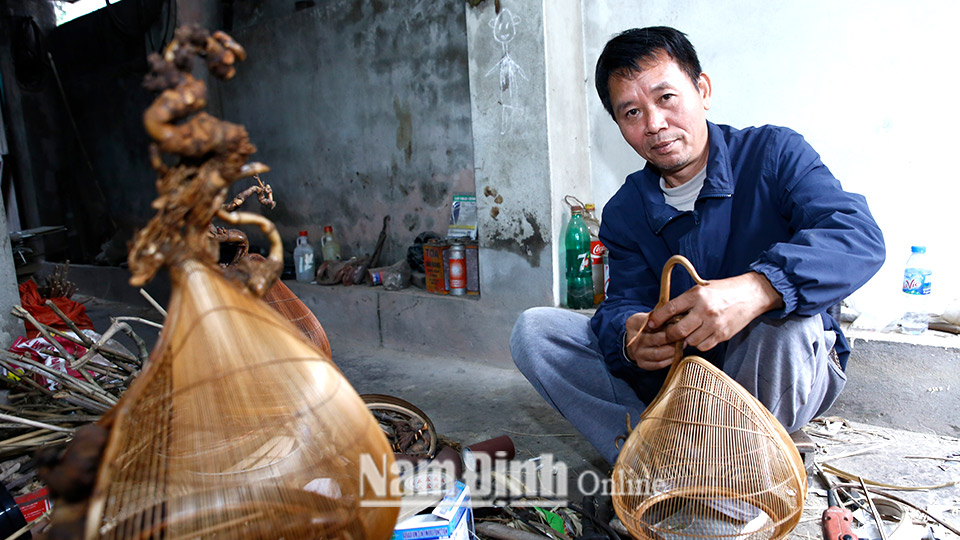 Ông Trần Văn Sình (53 tuổi) ở thôn Hưng Long, xã Mỹ Tân (Mỹ Lộc) có nhiều tác phẩm lồng chim nghệ thuật đặc sắc.