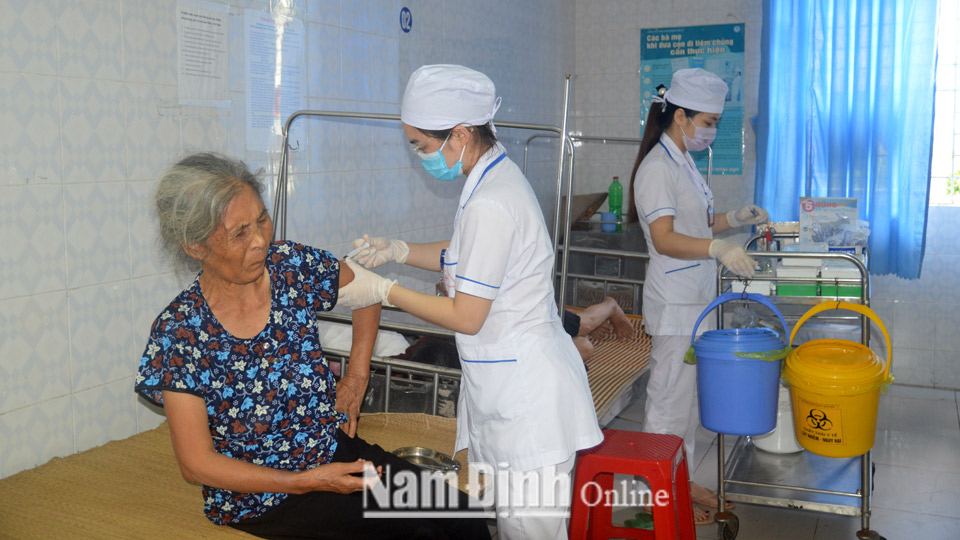 Người bệnh có thẻ BHYT khám, chữa bệnh tại Trung tâm Y tế huyện Mỹ Lộc.