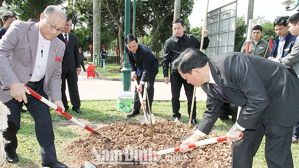 Các đồng chí lãnh đạo tỉnh cùng đại diện Đoàn đại biểu Hiệp hội giao lưu Nhật - Việt tỉnh Mi-ya-gi (Nhật Bản) trồng cây hoa anh đào tại công viên Vị Xuyên (TP Nam Định) 