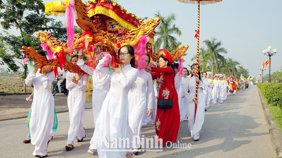 Rước kiệu trong lễ hội truyền thống Đền Trần, phường Lộc Vượng (thành phố Nam Định).
