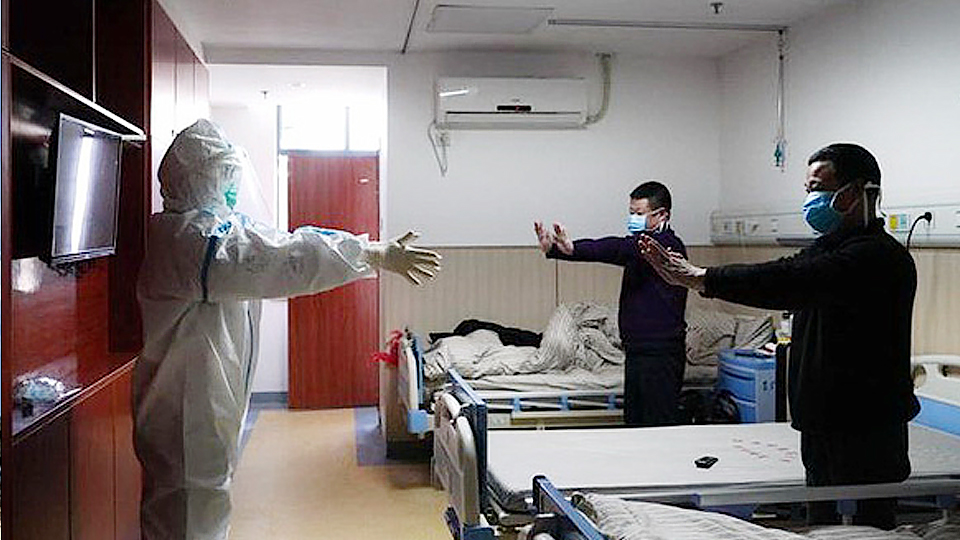 Nhân viên y tế hướng dẫn bệnh nhân tập thể dục tại phòng bệnh ở một bệnh viện trực thuộc Đại học Y học cổ truyền Giang Tây, tỉnh Giang Tây, Trung Quốc, ngày 18-2 - Ảnh: TÂN HOA XÃ