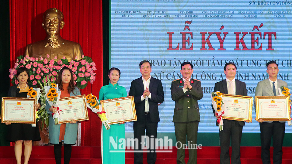 Đồng chí Trần Lê Đoài, Tỉnh ủy viên, Phó Chủ tịch UBND tỉnh và  lãnh đạo Công an tỉnh trao Bằng ghi nhận 