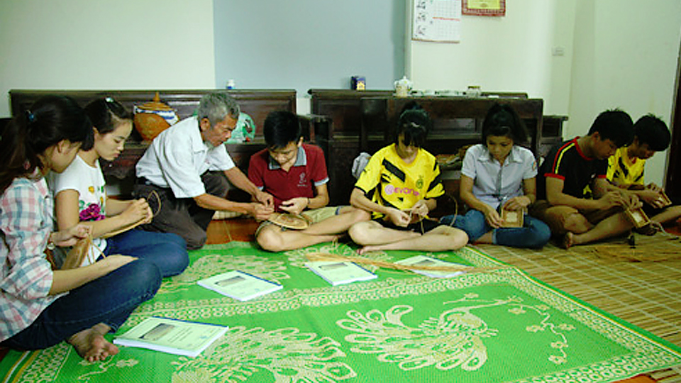 Lớp đào tạo nghề mây tre đan theo chương trình đào tạo nghề lao động nông thôn tại xã Phú Nghĩa, Chương Mỹ (Hà Nội).
