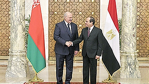 Tổng thống Belarus A. Lukashenko (trái) gặp gỡ Tổng thống Ai Cập Abdel Fattah al-Sisi, trong khuôn khổ chuyến thăm chính thức Ai Cập từ 19 đến 20-2 (Nguồn ảnh: president.gov.by) 