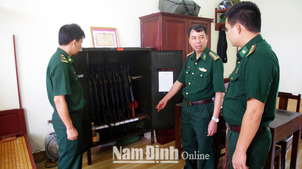 Lãnh đạo Bộ Chỉ huy BĐBP tỉnh kiểm tra công tác sử dụng vũ khí trang bị tại Đồn Biên phòng Ba Lạt (Giao Thủy).