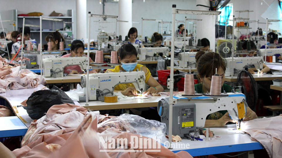 Sản xuất tại Công ty CP May Khánh Loan, Cụm công nghiệp thị trấn Thịnh Long (Hải Hậu).