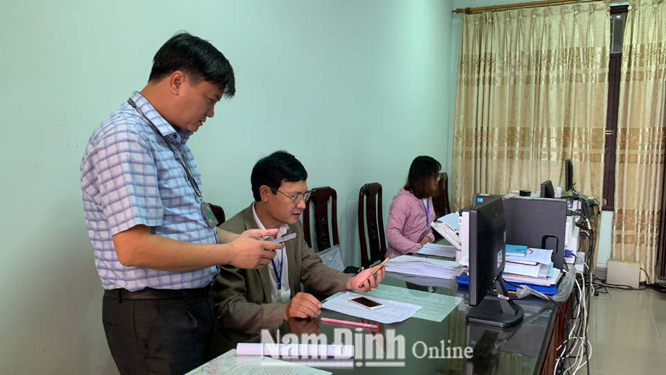 Cán bộ Chi cục Thuế huyện Giao Thủy rà soát trao đổi phương án quản lý thuế đối với hoạt động giao dịch thương mại điện tử.