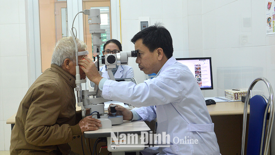 Khám mắt cho người bệnh tại Bệnh viện Mắt tỉnh.  Bài và ảnh: Minh Tân
