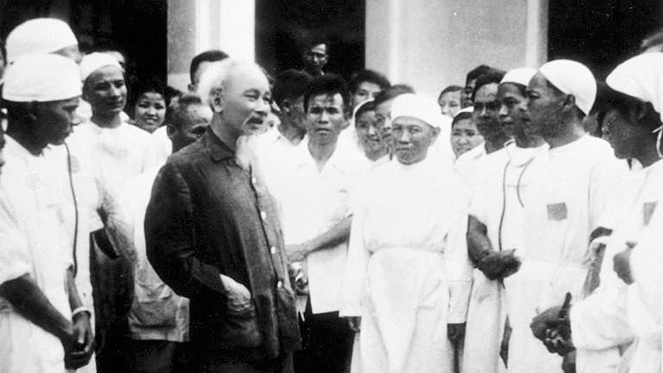 Chủ tịch Hồ Chí Minh thăm Bệnh viện thành phố Nam Định (22-5-1963).  Ảnh: TTXVN