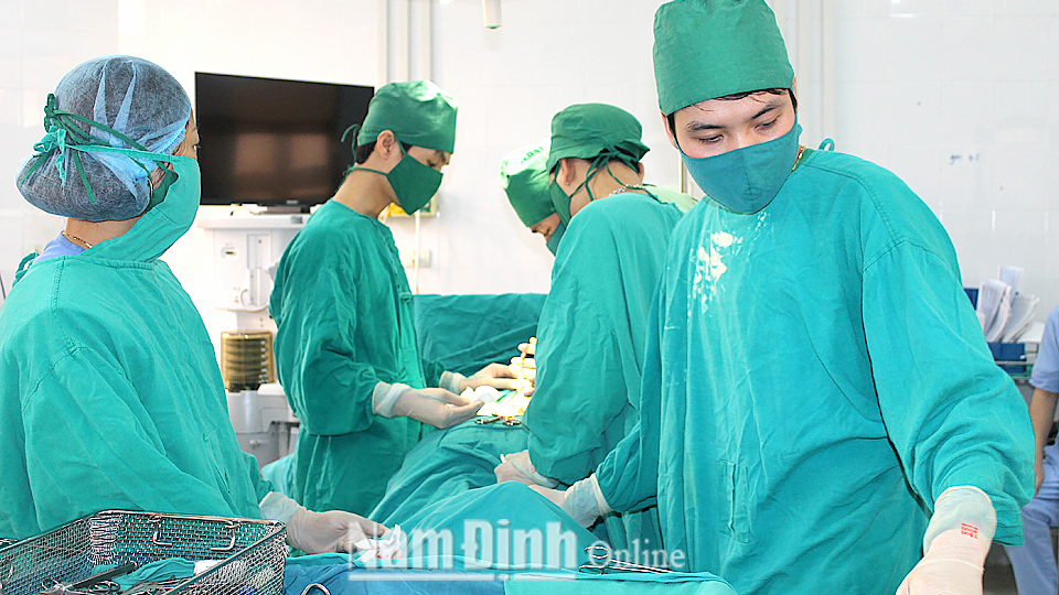 Một ca mổ cấp cứu tại Bệnh viện Đa khoa tỉnh. Ảnh: Minh Thuận