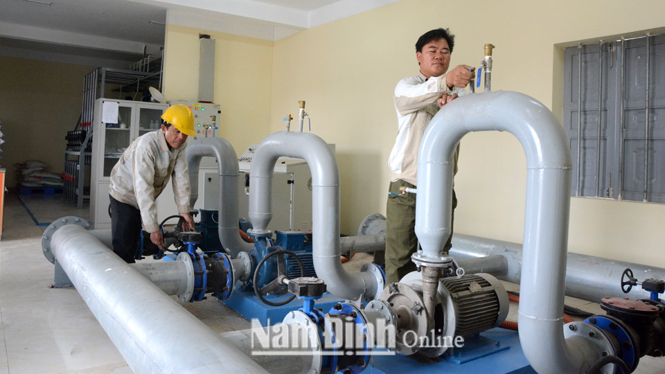 Vận hành hệ thống cấp nước của Công ty CP Đầu tư nước và Vệ sinh nông thôn Ý Yên, tại xã Trực Mỹ (Trực Ninh).