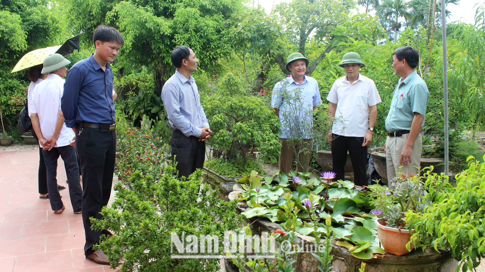 Tham quan mô hình “Vườn kiểu mẫu” của hội viên nông dân xã Hải Lý.