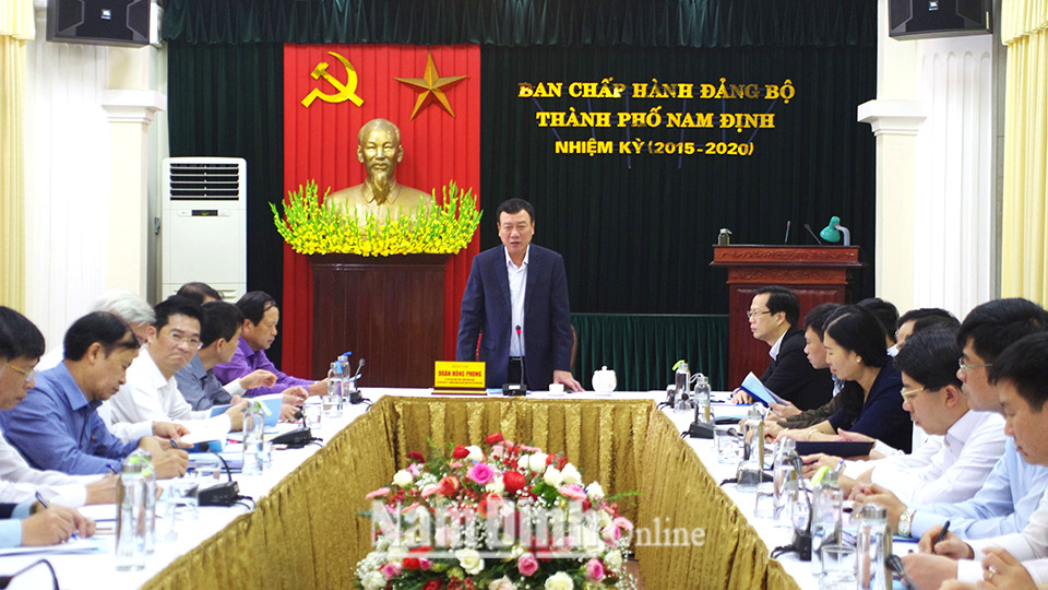 Đồng chí Đoàn Hồng Phong, Ủy viên BCH Trung ương Đảng,  Bí thư Tỉnh ủy, Trưởng đoàn Đoàn đại biểu Quốc hội của tỉnh phát biểu  kết luận tại buổi làm việc với Ban Thường vụ Thành ủy Nam Định.